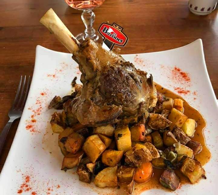 Savourez notre cuisine maison dans un cadre chaleureux.